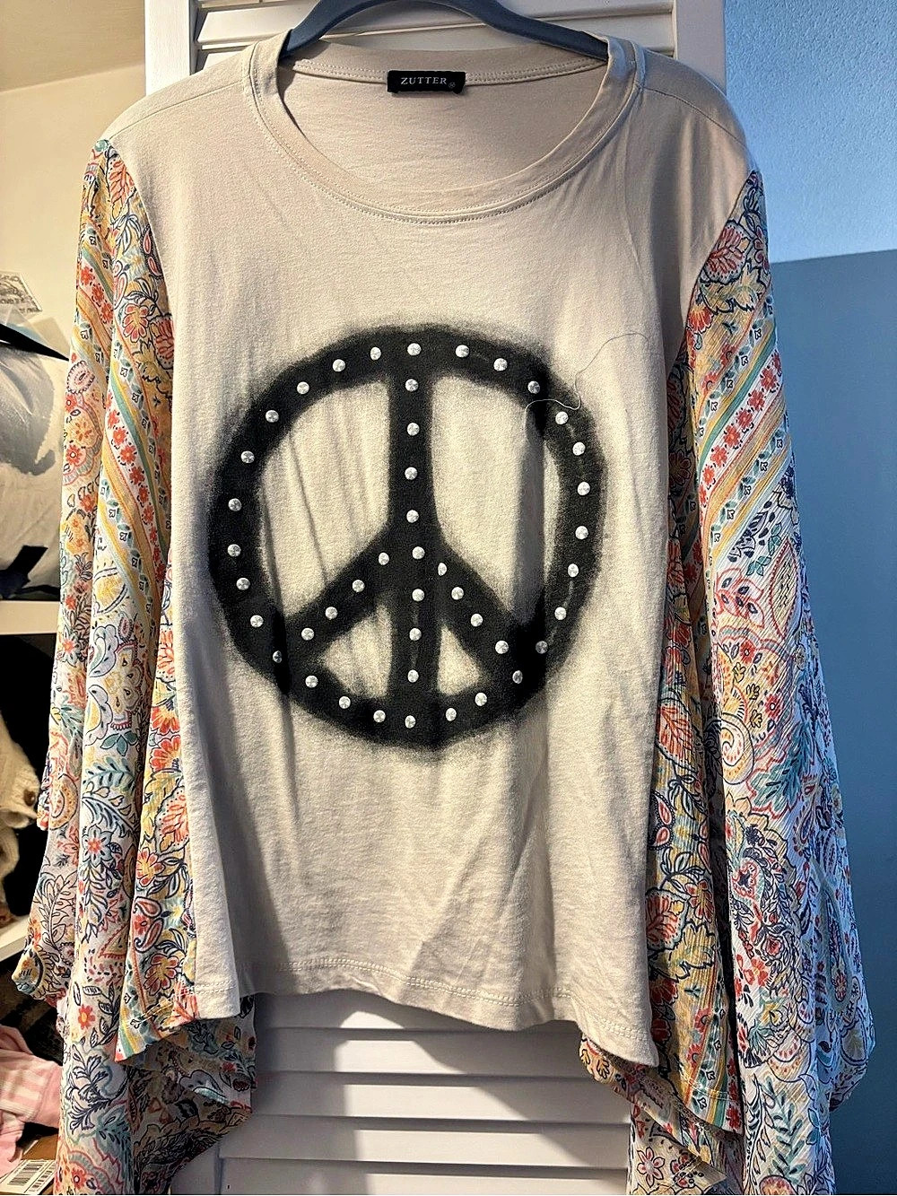 Zutter Paisley Sleeve Peace Sign Top